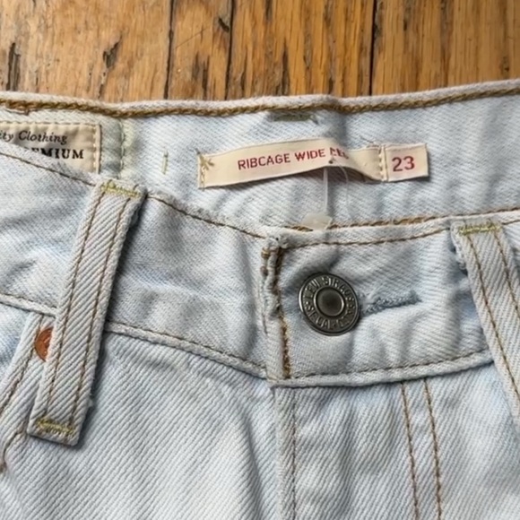 Levi's Rib Cage Wide Leg - Light Wash, Size 23/32 - Picture 15 of 17
